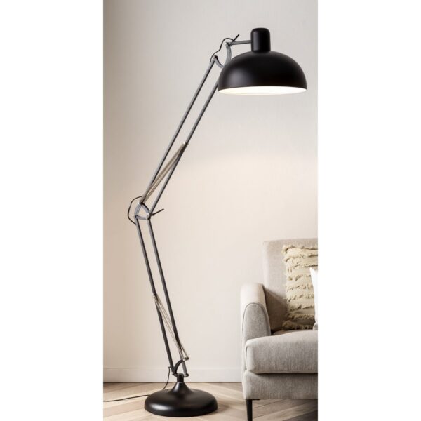 Industrijska podna lampa – funkcionalna elegancija u crnom